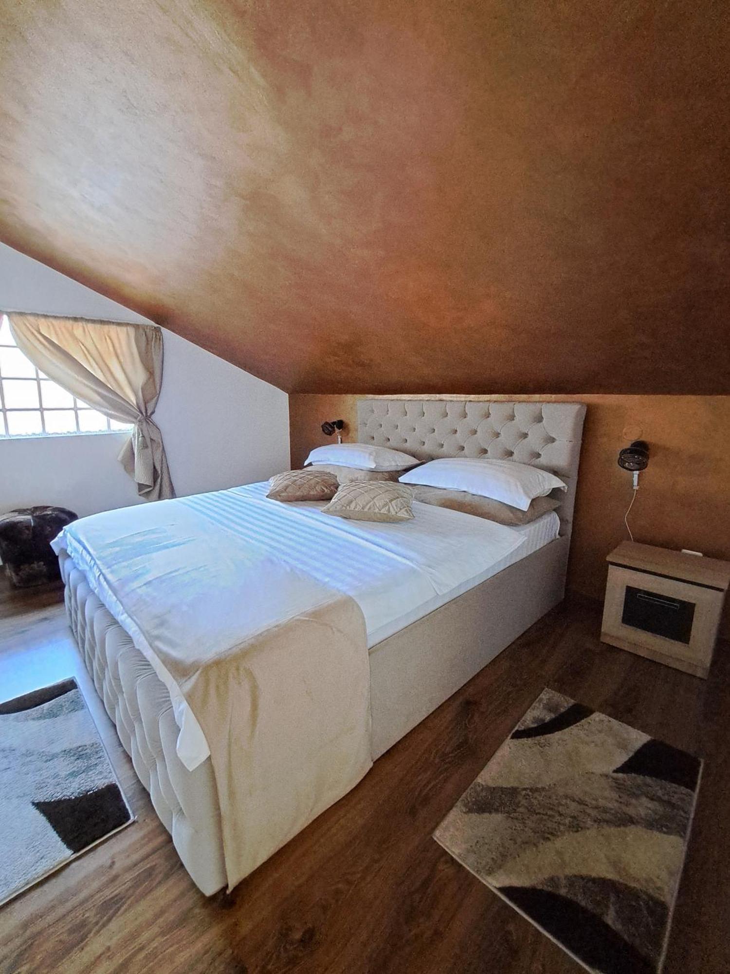Shelby Accommodation -Adult Only- Sinaia Eksteriør billede