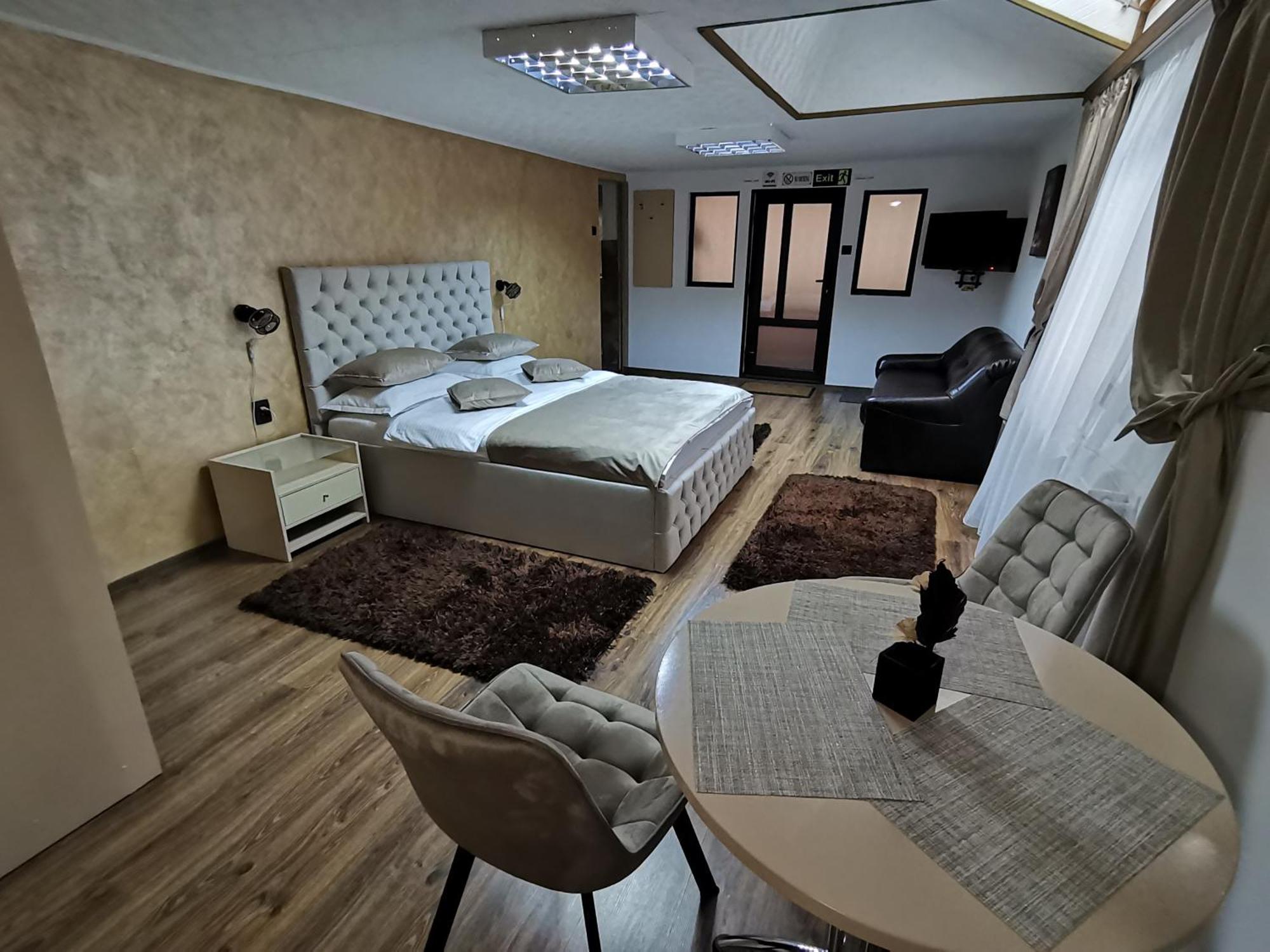 Shelby Accommodation -Adult Only- Sinaia Eksteriør billede